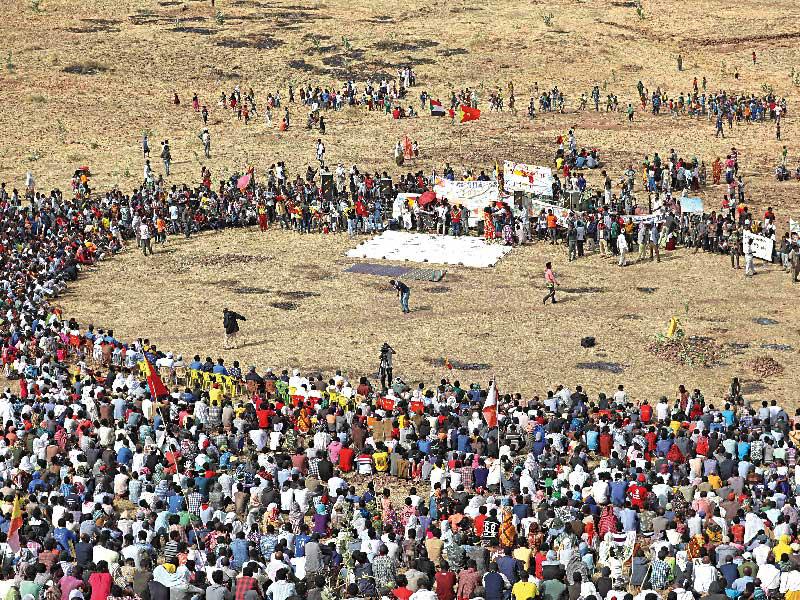 لاجئون إثيوبيون يحتفلون بالذكرى الـ 46 لتأسيس «الجبهة الشعبية لتحرير تيغراي» في مخيم أم ركبة في القضارف بشرق السودان أمس الأول (ا ف ب)