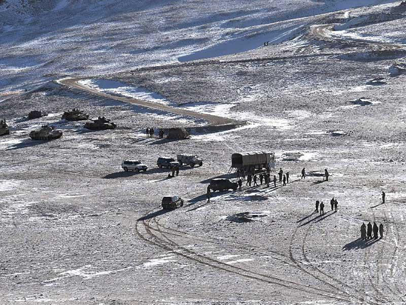 قوة هندية وسط جبال تكسوها الثلوج في منطقة لاداخ (أ ف ب)