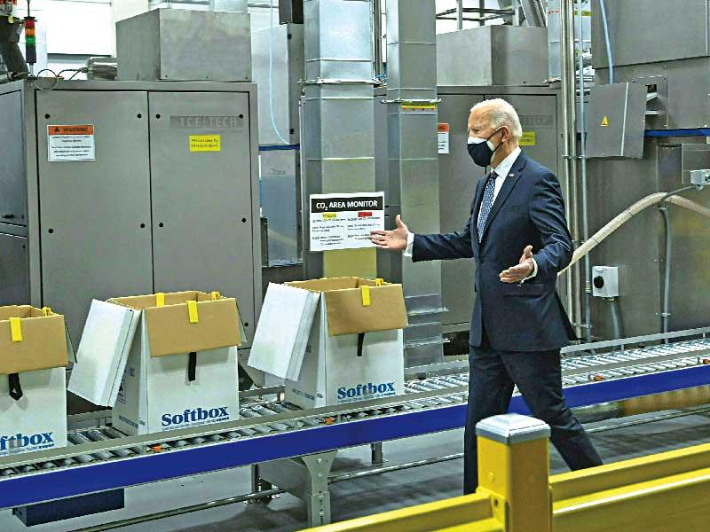 الرئيس الأميركي جو بايدن يتفقد مصنع لقاحات «فايزر» في ميشيغان أمس الأول (أ ف ب)