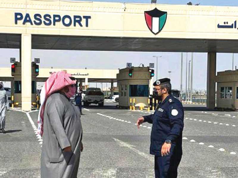 وزير الداخلية خلال تفقده أمس منفذ النويصيب استعداداً لعودة المسافرين