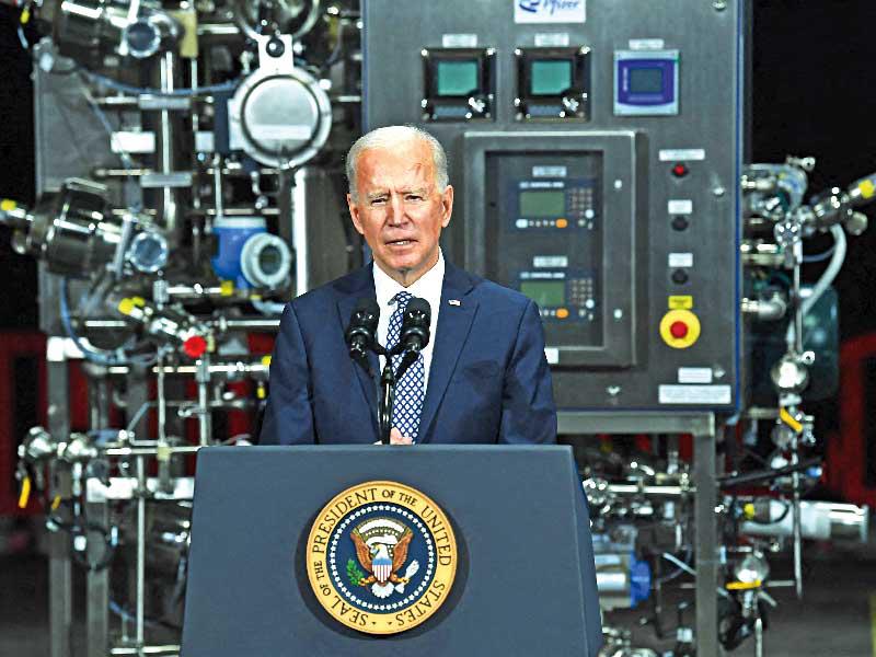 الرئيس الأميركي جو بايدن يلقي كلمة أمس أثناء زيارته مصنع لقاحات «فايزر» في ميشيغان (أ ف ب)