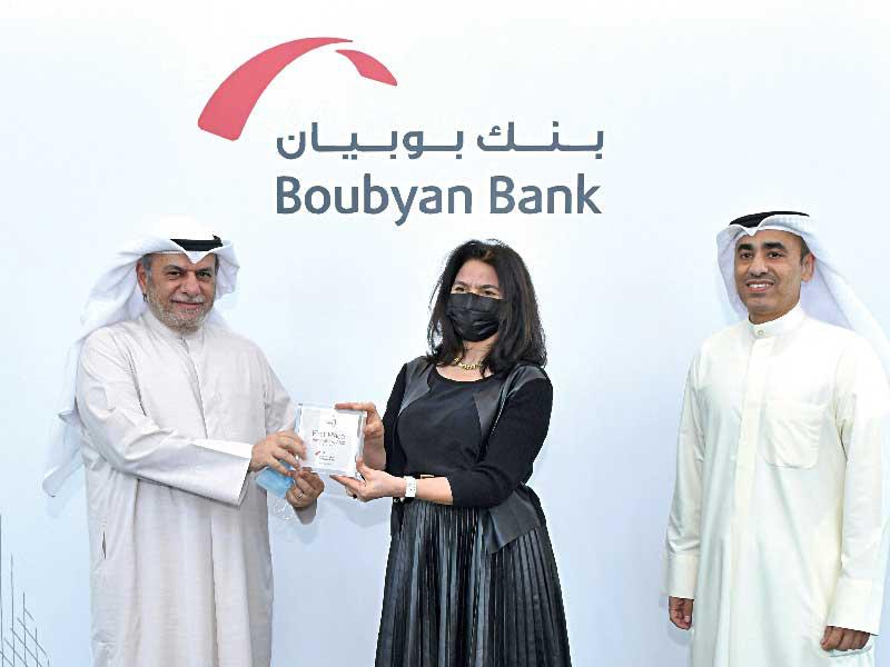 الرئيسة التنفيذية لمؤسسة سيرفيس هيرو فاتن أبوغزالة تسلم الجائزة للماجد والتويجري 