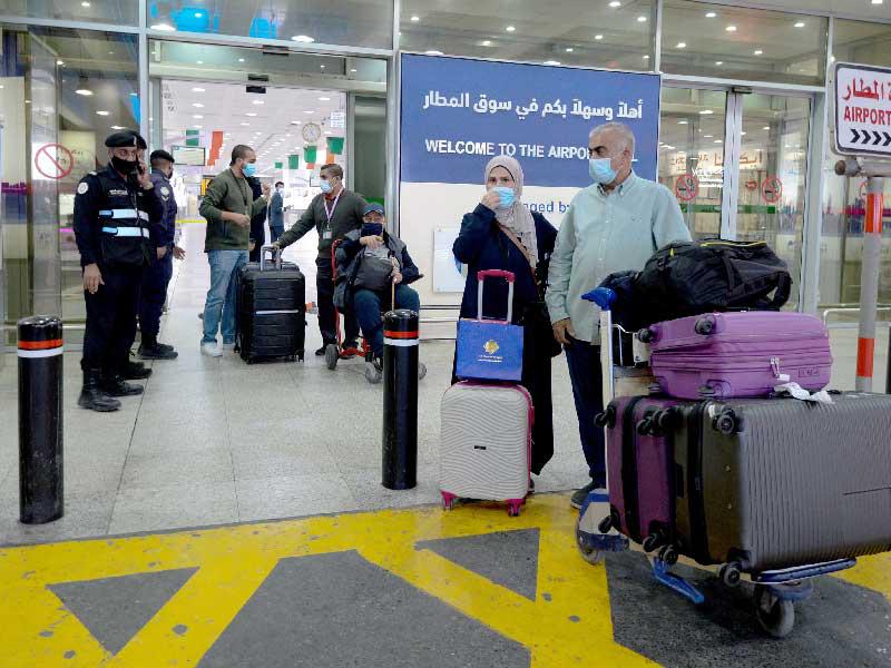 عودة بعض المواطنين فجر أمس عقب إقفال المطار مجدداً أمام غير الكويتيين        (تصوير نوفل إبراهيم)