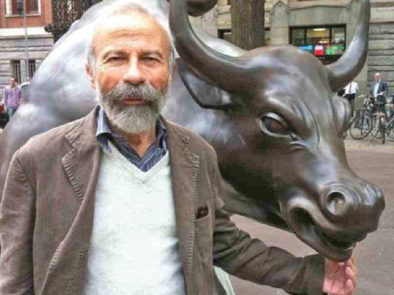 النحات الإيطالي آرتورو دي موديكا