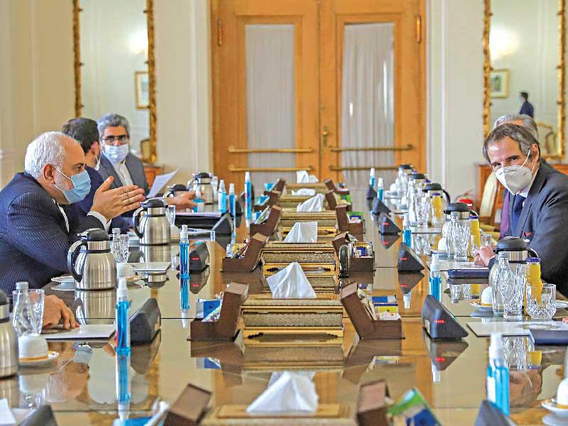 وزير الخارجية محمد جواد ظريف مجتمعاً بمدير الوكالة الدولية للطاقة الذرية رافائيل غروسي في طهران أمس         (رويترز)