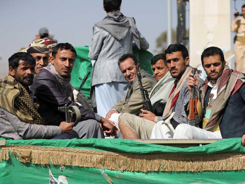 مسلحون حوثيون خلال جنازة أحد رفاقهم في صنعاء  (رويترز) 