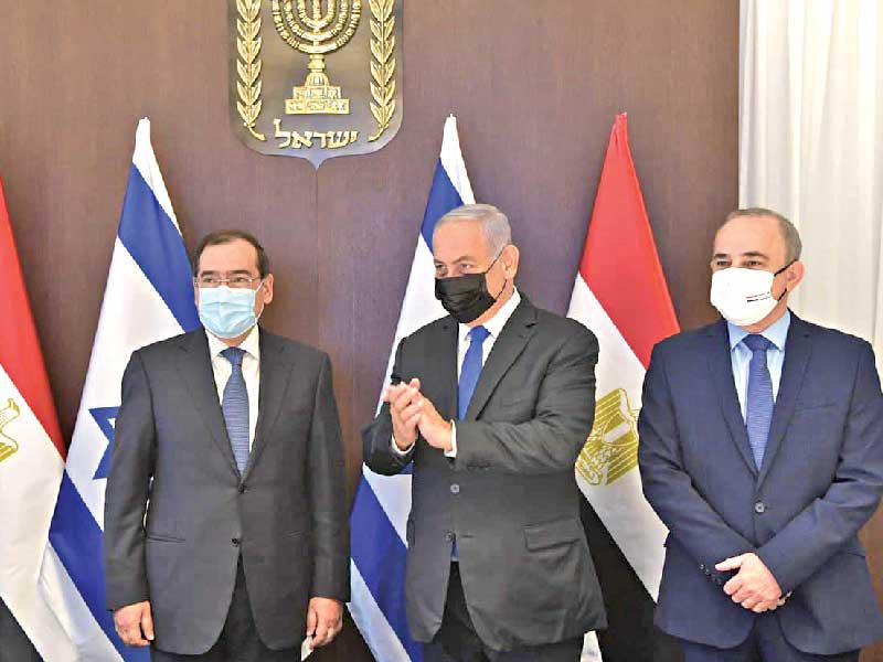 رئيس الوزراء الإسرائيلي بنيامين نتنياهو ووزير البترول والثروة المعدنية المصري طارق الملا
