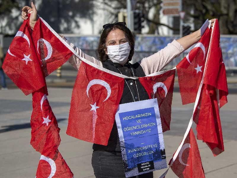 تركية تعيش في سويسرا تتظاهر أمس احتجاجاً على تعيين إردوغان رئيساً لجامعة بوغازيتشي في أنقرة (اي بي ايه)