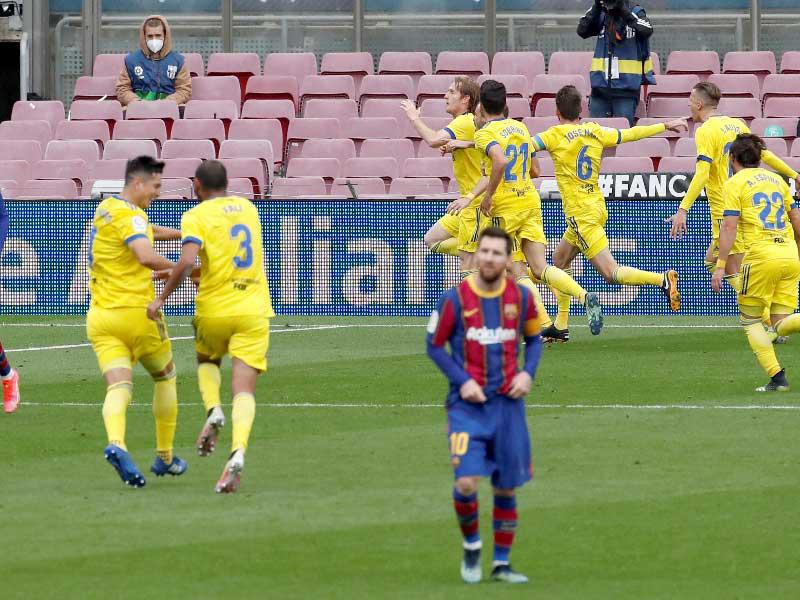 فرحة لاعبي قادش بالهدف في مرمى برشلونة