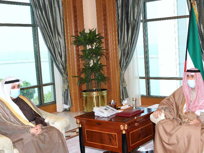  صاحب السمو أمير البلاد الشيخ نواف الأحمد مستقبلاً  نائب رئيس مجلس الوزراء وزير الدفاع الشيخ حمد الجابر أمس