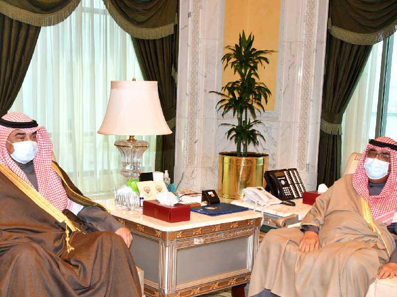 سمو ولي العهد الشيخ مشعل الأحمد مستقبلاً رئيس مجلس الوزراء سمو الشيخ صباح الخالد أمس