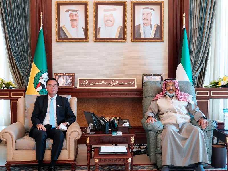 نائب رئيس الحرس الوطني الفريق أول متقاعد الشيخ أحمد النواف مستقبلاً سفير فيتنام أمس