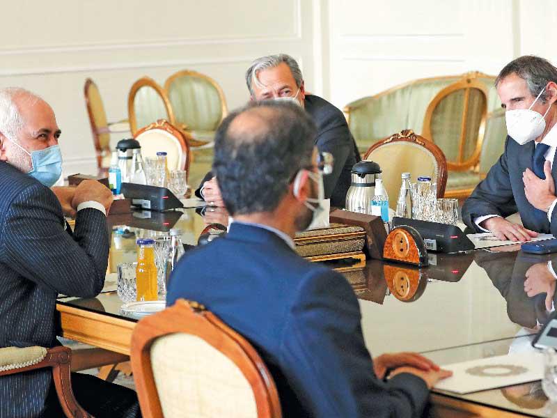 وزير الخارجية محمد جواد ظريف مجتمعاً بمدير الوكالة الدولية للطاقة الذرية رافائيل غروسي خلال لقائهما في طهران أمس (أي بي ايه)