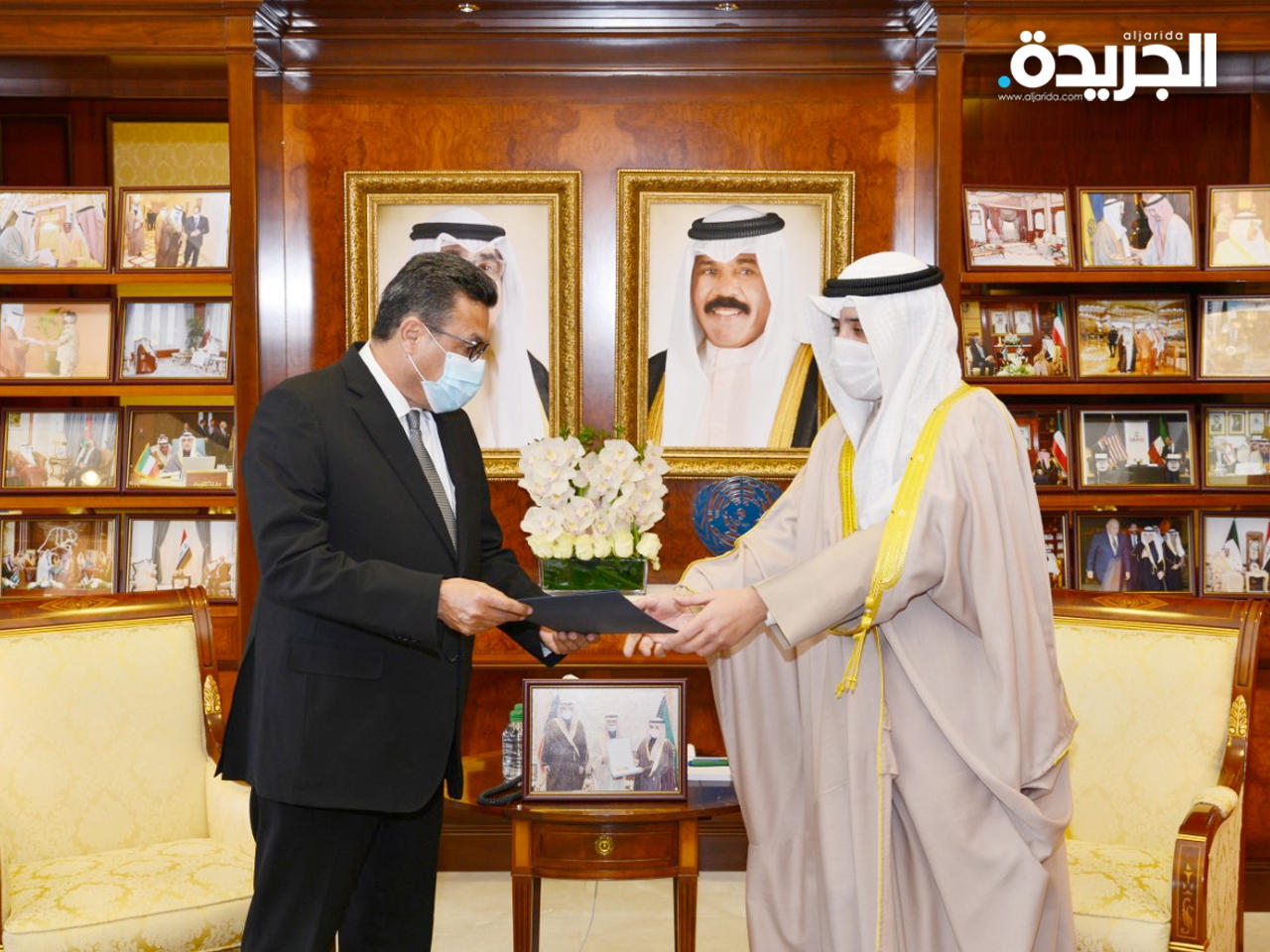 الناصر مستقبلاً السفير المصري