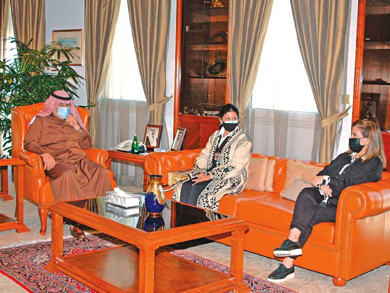  رئيس غرفة تجارة وصناعة الكويت محمـد جاسم الصقر مستقبلاً  رئيسة مجلس إدارة شركة لوياك للتدريب الأهلي والاستشارات الإحصائية فارعة السقاف وعضوة مجلس إدارة شركة لوياك عبير العيسى