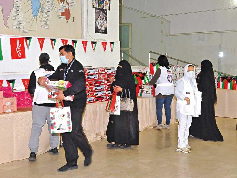 جانب من توزيع مساعدات «الهلال الأحمر» بمناسبة الأعياد