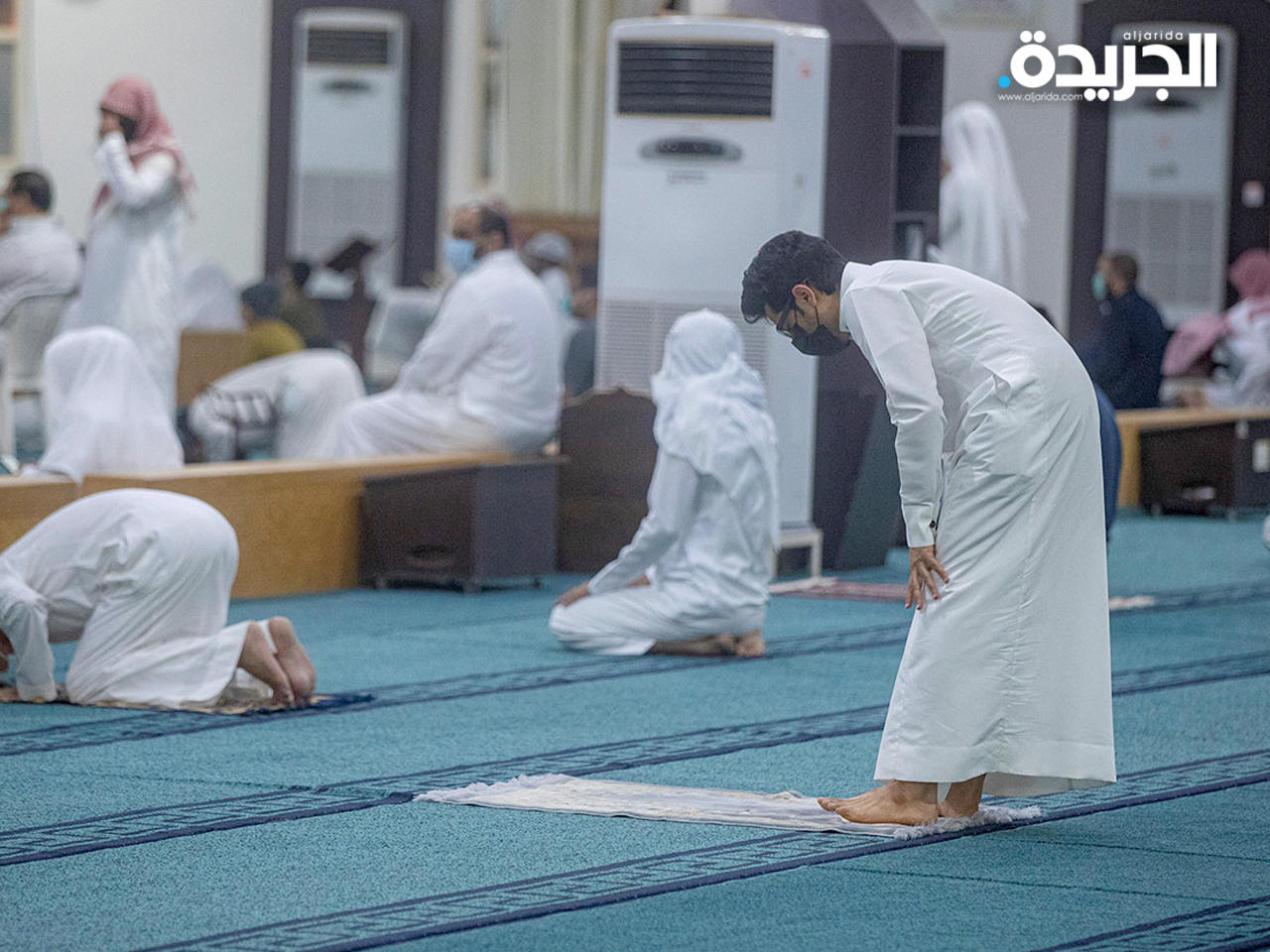 السعودية تغلق عدداً من المساجد