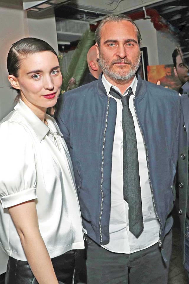 الفنان خواكين فينيكس والفنانة روني مارا