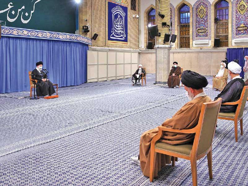 المرشد الأعلى علي خامنئي مستقبلاً جنتي وأعضاء مجلس خبراء القيادة أمس t(ارنا)