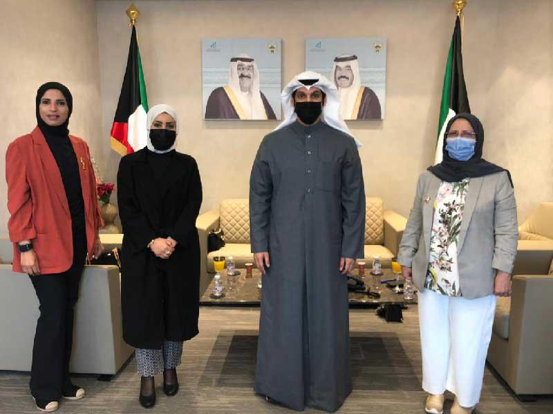 وزير الإعلام وزير الدولة لشؤون الشباب عبدالرحمن المطيري خلال لقائه رئيسة الجمعية الكويتية لدعم المخترعين والابتكار الدكتورة فاطمة الثلاب ونائبة الرئيس غدير العبدلي وعضوة مجلس الإدارة رئيسة اللجنة الاعلامية شيخة القطان