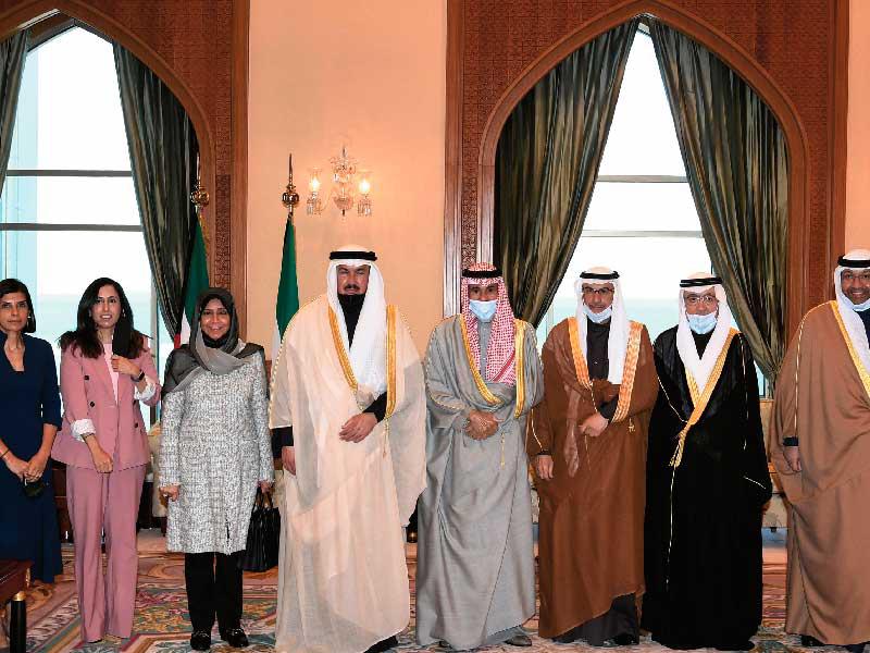 صاحب السمو أمير البلاد الشيخ نواف الأحمد مستقبلاً لجنة النهوض بالتعليم أمس