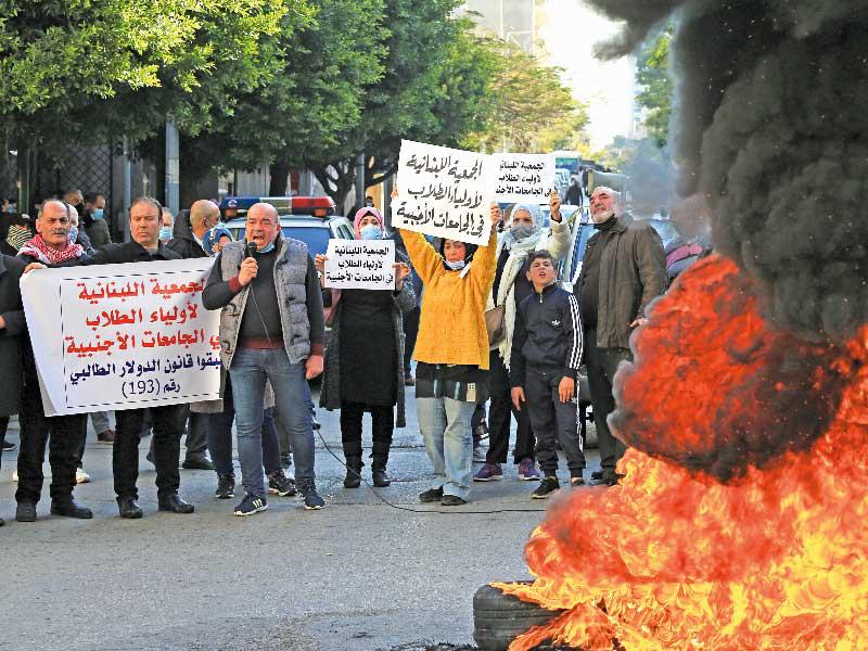 أولياء طلاب يقطعون الطريق في بيروت أمس احتجاجاً على رفض تحويل المصرف المركزي أموالاً لأبنائهم في الخارجt (اي بي ايه) 