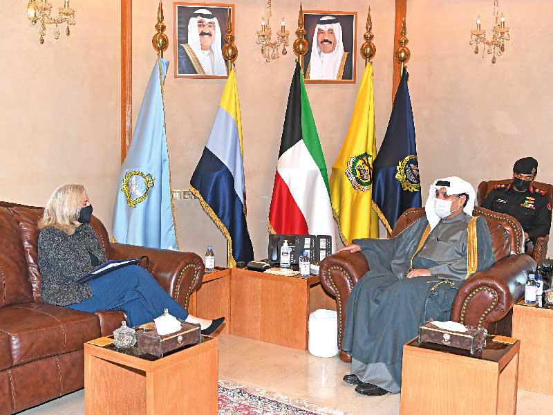  نائب رئيس مجلس الوزراء وزير الدفاع الشيخ حمد الجابر مستقبلاً السفيرة الأميركية أمس