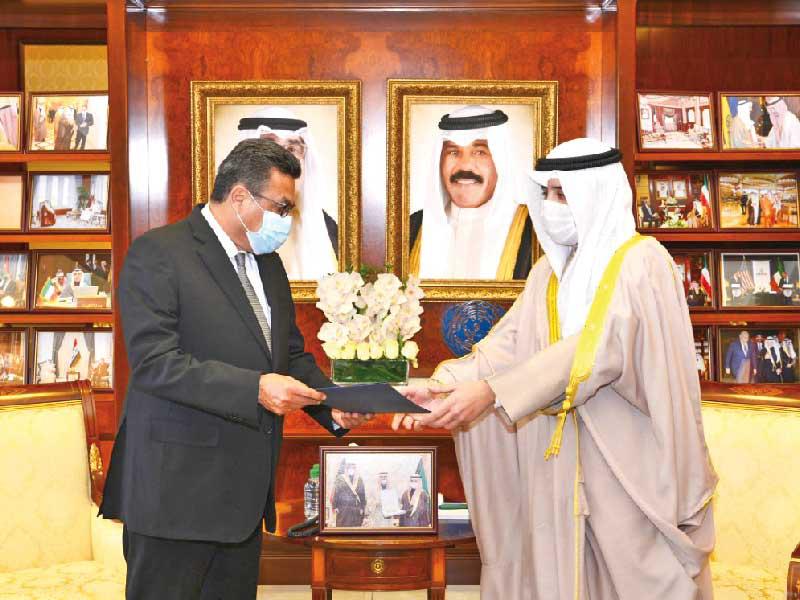  وزير الخارجية الشيخ الدكتور أحمد الناصر أثناء تسلمه الرسالة 