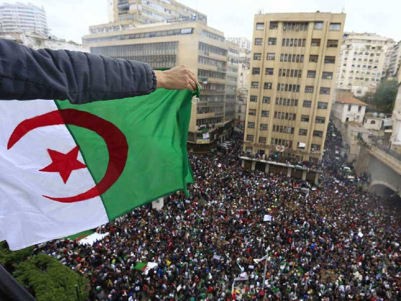 آلاف المتظاهرين في مسيرة بالعاصمة الجزائرية