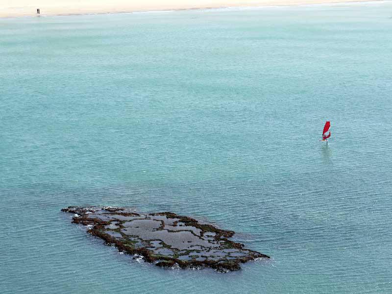 إسرائيل تبحث عن مصدر تسرب نفطي ضرب شواطئها