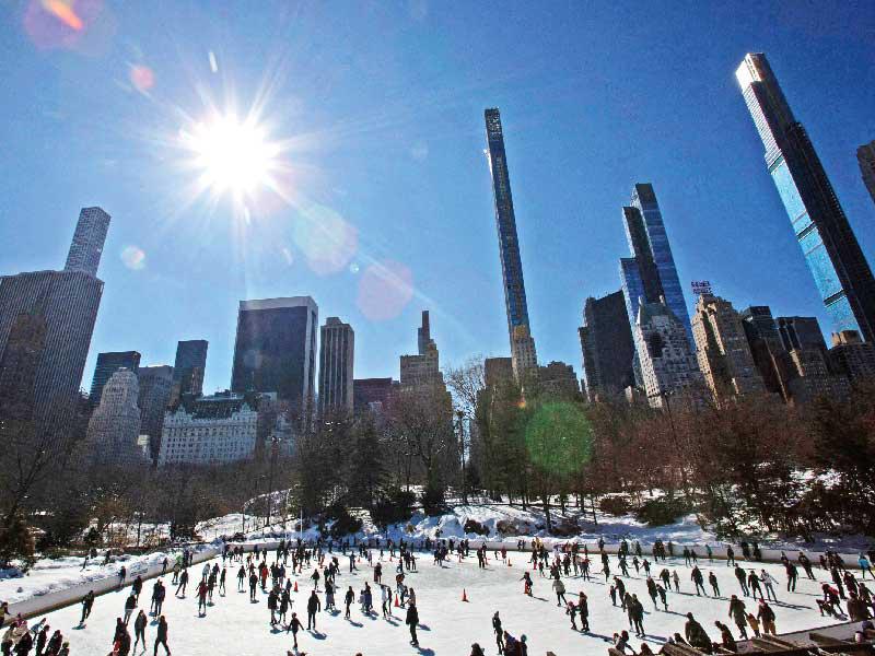 زوار في حلبة وولمان للتزلج على الجليد بسنترال بارك نيويورك قبيل إغلاقها في حين كان مقرراً أن تنهي مدينة نيويورك أمس، العقود التي تسمح لمنظمة «ترامب» بإدارة العديد من مرافق الجذب مثل حلبات التزلج في أعقاب أحداث 6 يناير، لكن بعد أن اشتكى سكان نيويورك من إغلاق منشأة آمنة في الهواء الطلق أثناء الوباء، سمح رئيس البلدية بيل دي بلاسيو بمواصلة فتح الحلبات تحت الإدارة الحالية للأسابيع القليلة المتبقية في الموسم لكن تعهد بعدم التعامل مجدداً مع هذه المنظمة.   (أ ف ب)