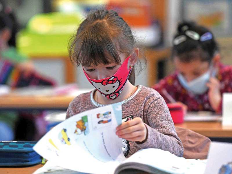 عودة الأطفال إلى المدارس في ألمانيا أمس      (أ ف ب)