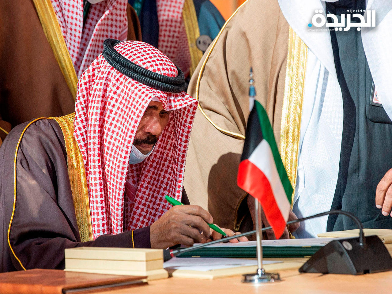 سمو الأمير موقعاً على بيان العُلا