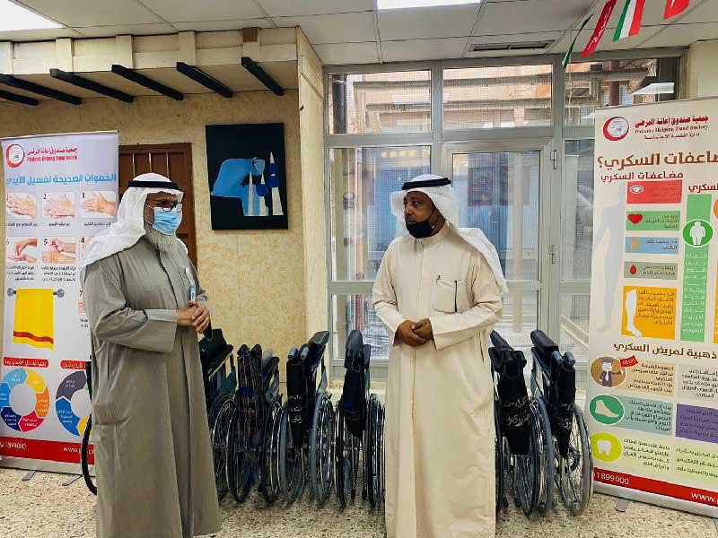 وكيل وزارة الشؤون الاجتماعية بالتكليف، الوكيل المساعد لشؤون قطاع الرعاية الاجتماعية مسلم السبيعي  خلال تسلّمه الكراسي المتحركة الخاصة بالمسنين