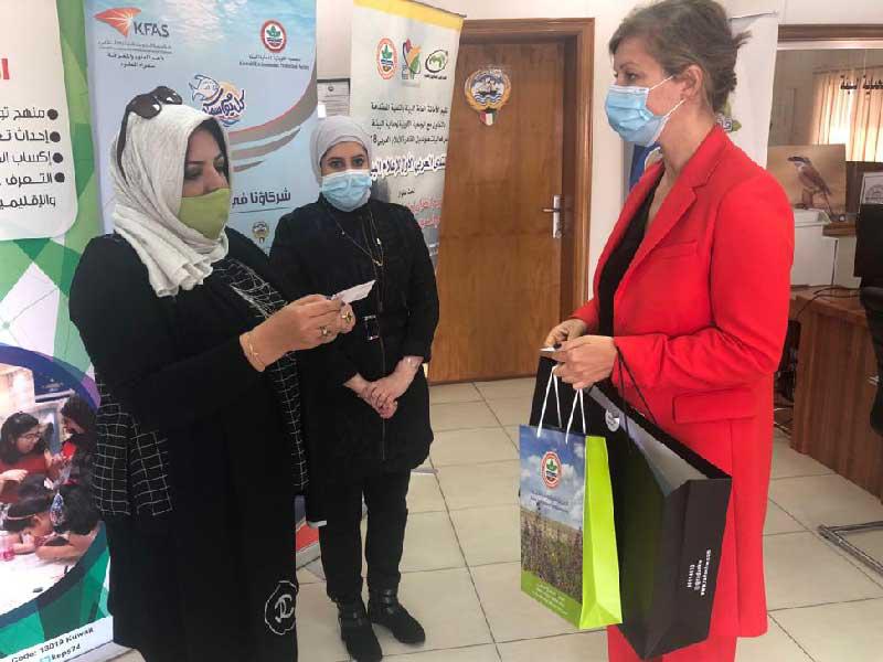  السفيرة الفرنسية بالكويت آن كلير ليجيندر ورئيسة الجمعية الكويتية لحماية البيئة د. وجدان العقاب خلال اللقاء