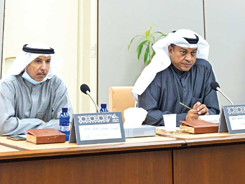  رئيس اللجنة النائب د. حمد المطر والمضف في اجتماع «البيئة» امس