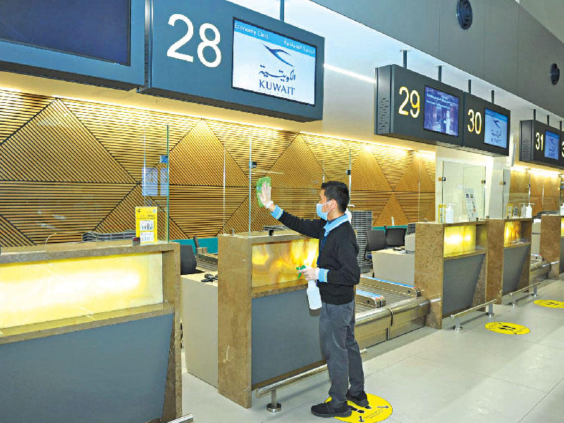 تعقيم مبنى الركاب رقم 4 