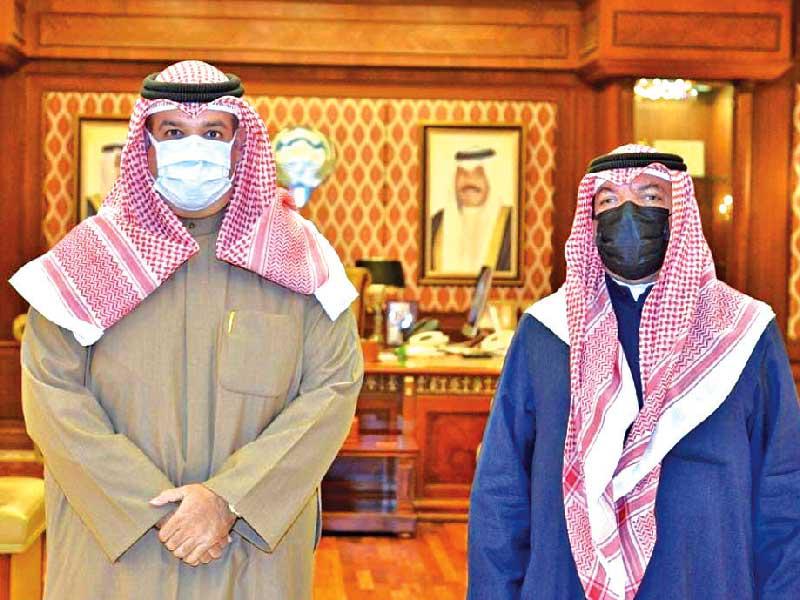  محافظ الفروانية، الشيخ مشعل الجابر و رئيس الفرق الميدانية باللجنة الوزارية لمتابعة تطبيق الاشتراطات الصحية، الفريق متقاعد عبدالفتاح العلي خلال اللقاء