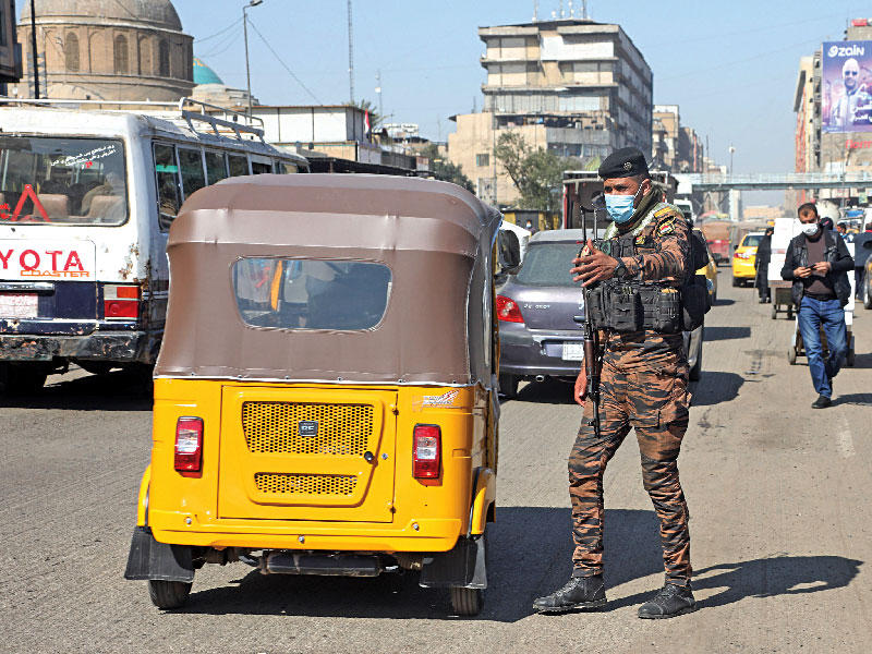 شرطي عراقي ينظم السير وسط بغداد  (إي بي أيه)