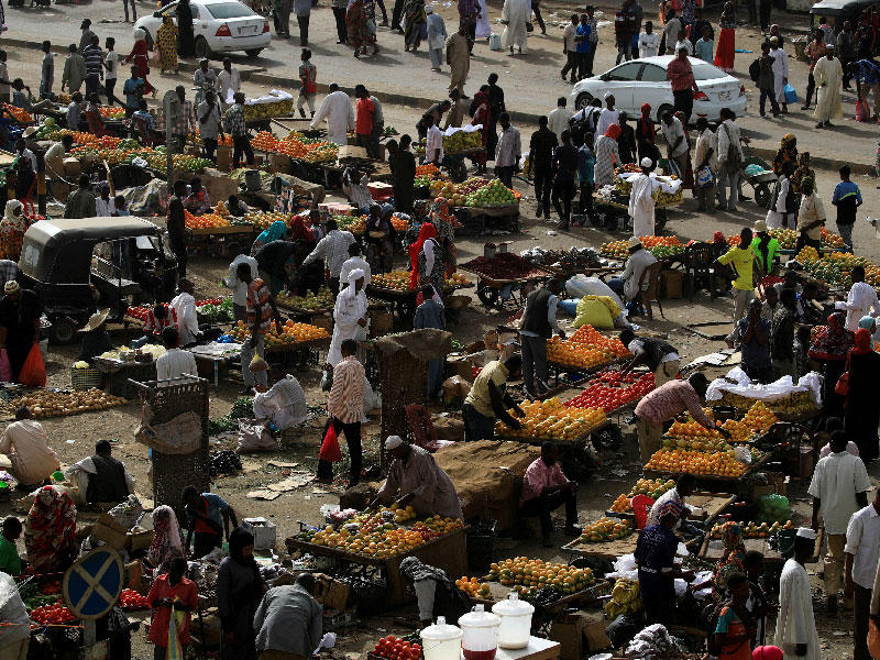 سودانيون في سوق الخضار بالخرطوم          (رويترز)