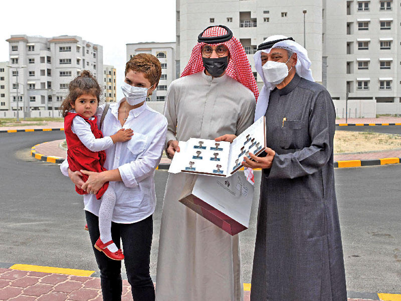  وزير الدولة لشؤون الإسكان وزير الدولة لشؤون الخدمات د.عبدالله معرفي خلال تسليمه مفاتيح شقق مدينة «جابر الأحمد» أمس