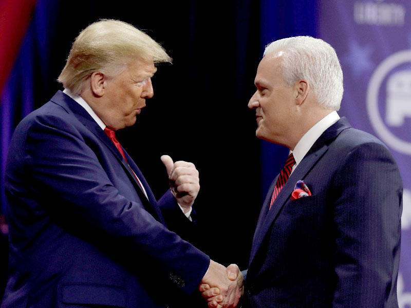 الرئيس الأميركي السابق دونالد ترامب مع رئيس اتحاد المحافظين مات شلياب خلال المؤتمر السنوي الماضي في أوكسون هيلt (رويترز)