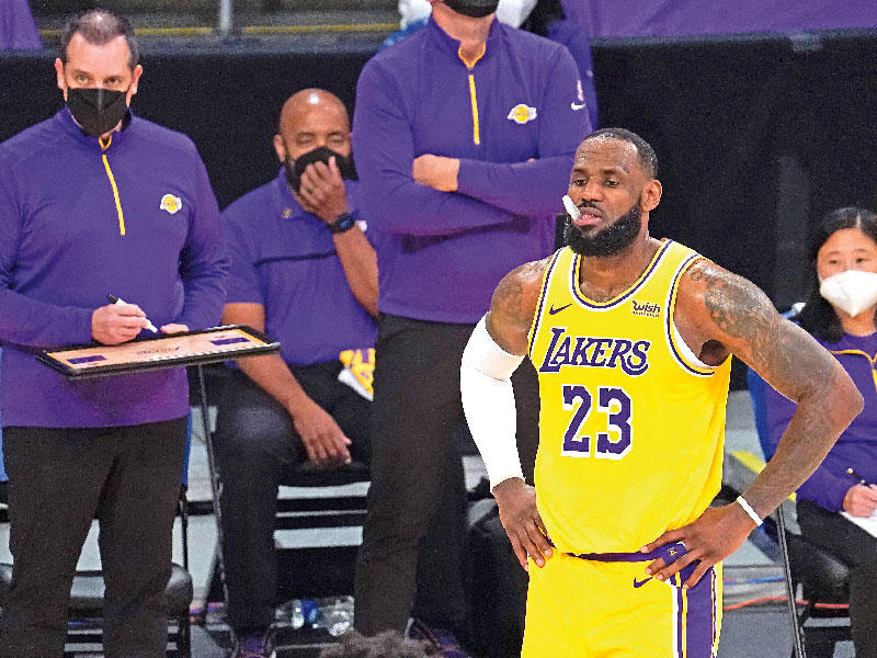 ليبرون جيمس نجم ليكرز