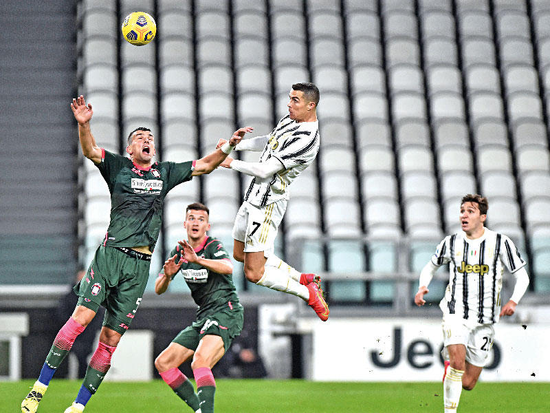 رونالدو نجم يوفنتوس يحرز هدفاً رائعاً في مرمى كروتوني