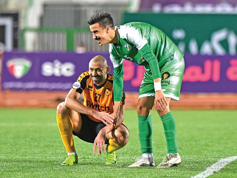 ابتسامة مشتركة بين جمعة عبود (العربي) وعدي الصيفي (القادسية)