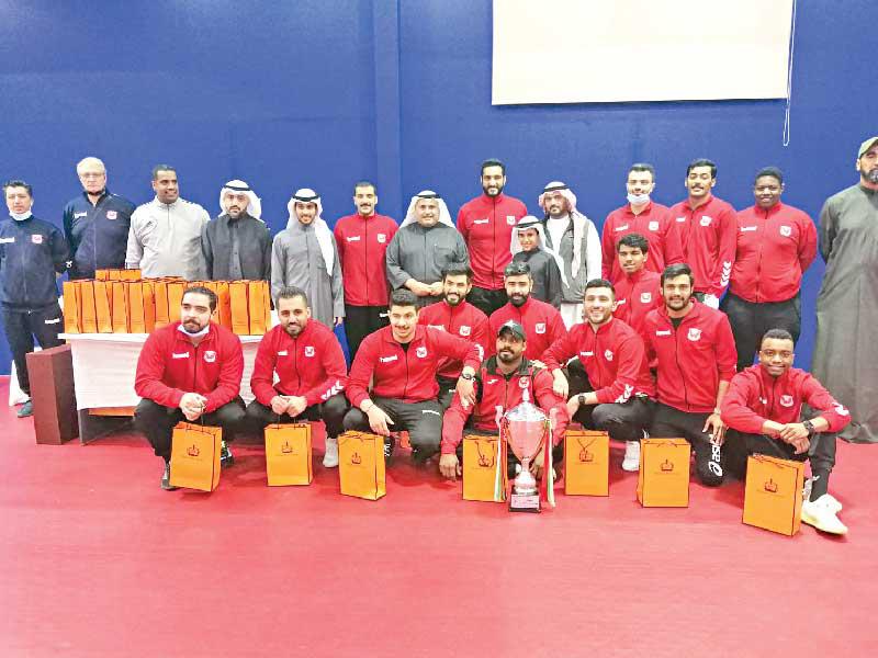  رئيس نادي الفحيحيل حمد الدبوس يتوسط المكرمين