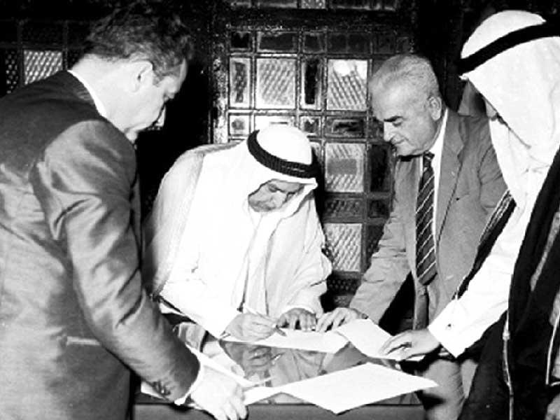 عبدالله السالم يوقع وثيقة الاستقلال 