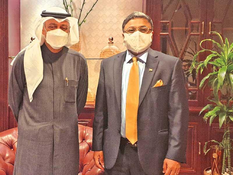 وزير الدولة لشؤون الإسكان والخدمات الدكتور عبدالله معرفي مستقبلاً السفير الهندي لدى الكويت تسيبي جورج