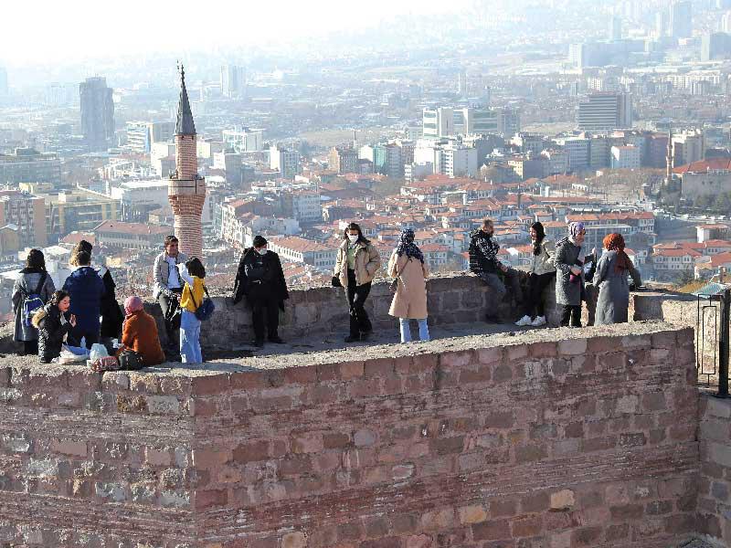 سياح يستمتعون بالمناظر من على سطح «قلعة أنقرة»     (أ ف ب)