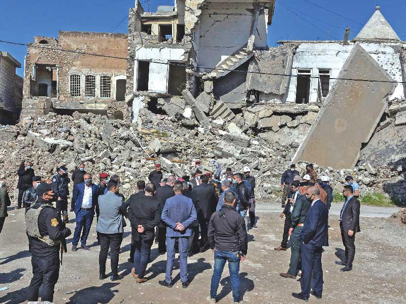 أساقفة الموصل يرافقون أعضاء القافلة البابوية خلال زيارتهم إلى المدينة أمس الأول (أ ف ب)